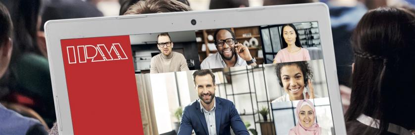 Ein Plenum mit Teilnehmenden eines Präsenzseminars uns ein Laptopbildschirm mit Teilnehmenden eines Online-Seminars. Beides soll verdeutlichen, dass IPAA Präsenz- und Onlineseminare anbietet.