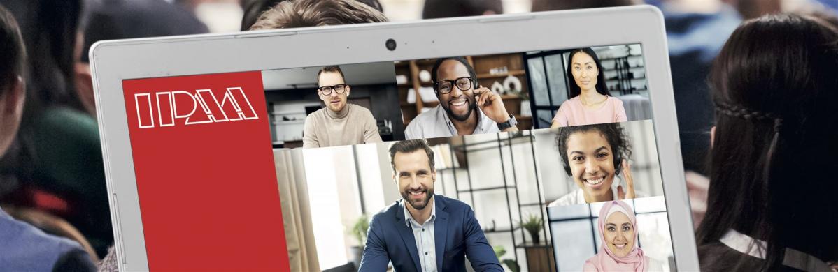 Ein Plenum mit Teilnehmenden eines Präsenzseminars uns ein Laptopbildschirm mit Teilnehmenden eines Online-Seminars. Beides soll verdeutlichen, dass IPAA Präsenz- und Onlineseminare anbietet.