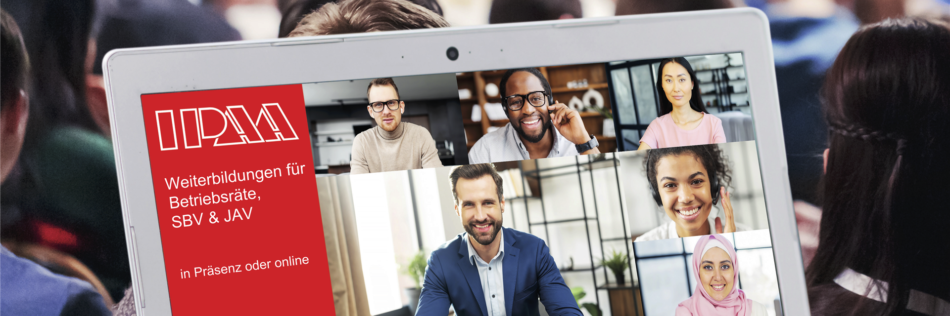 Ein Plenum mit Teilnehmenden eines Präsenzseminars uns ein Laptopbildschirm mit Teilnehmenden eines Online-Seminars. Beides soll verdeutlichen, dass IPAA Präsenz- und Onlineseminare anbietet.