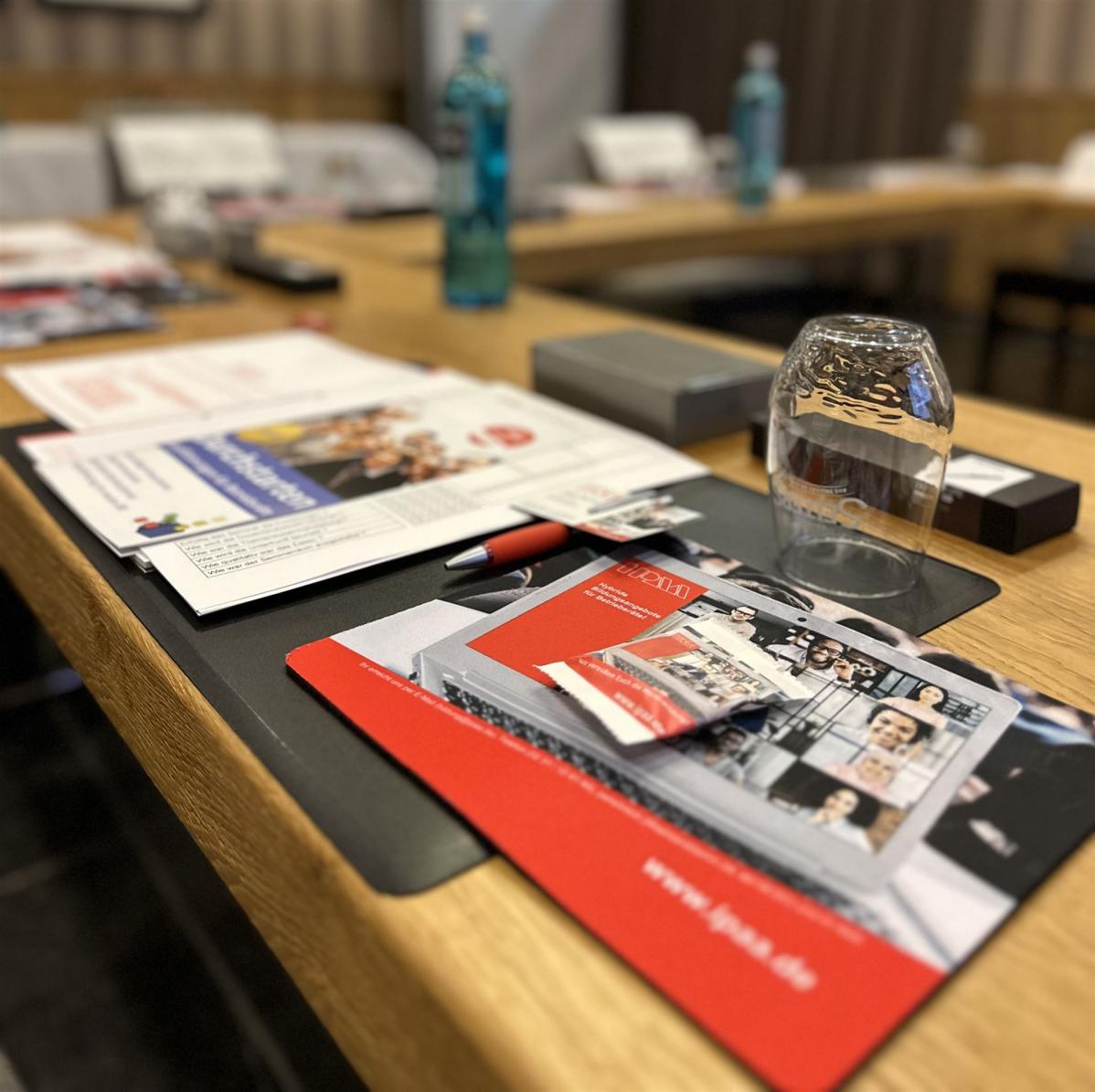 Ein Besprechungsraum in einem Hotel in dem ein IPAA-Seminar stattfindet.