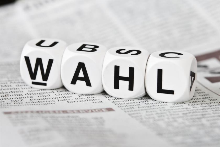 Buchstabenwürfel die zusammgelegt sind und das Wort Wahl ergeben