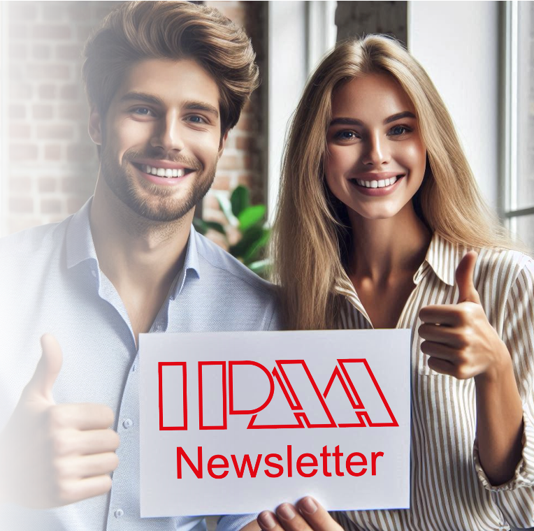 Ein Mann und eine Frau, die begeistert ein Schild mit der Aufschrift IPAA-Newsletter hochhalten. 