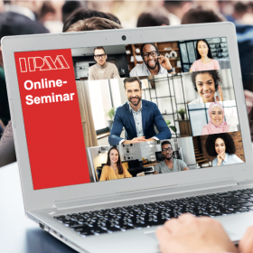 Ein Monitor mit Menschen in einem Online-Seminar