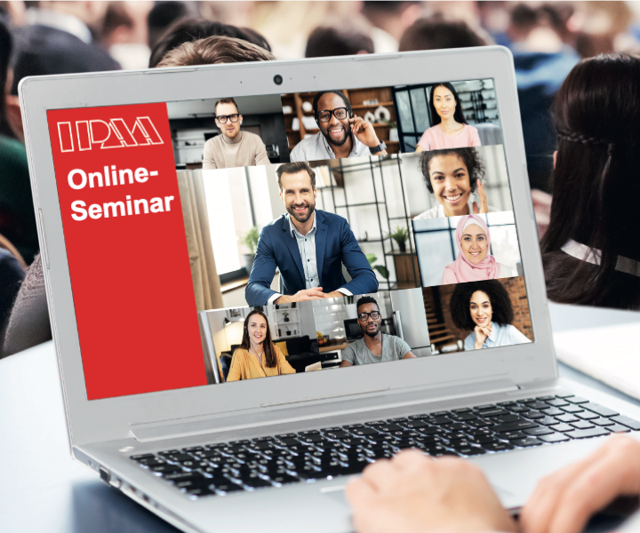 Ein Monitor mit Menschen in einem Online-Seminar