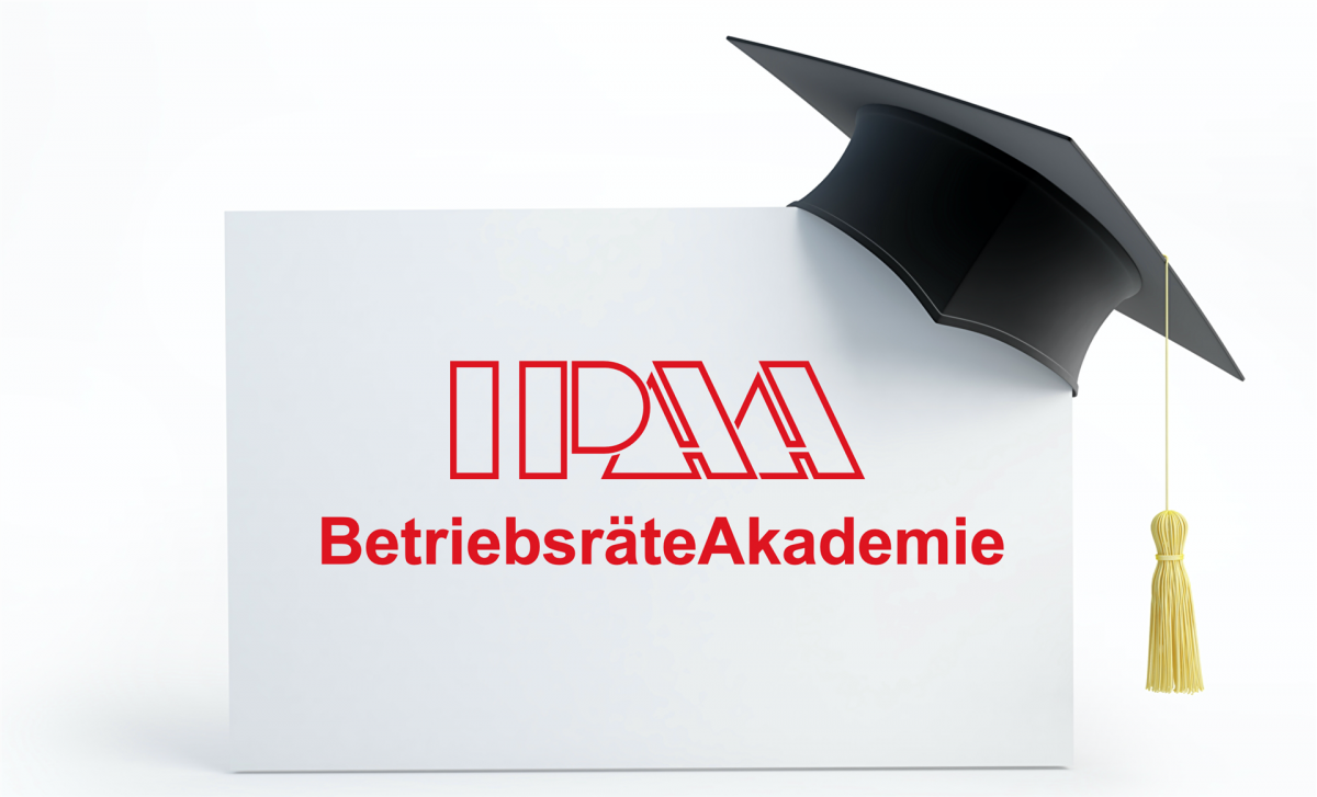 Symbolbild eines Diploms im Briefumschlag mit einem Diplomantenhut