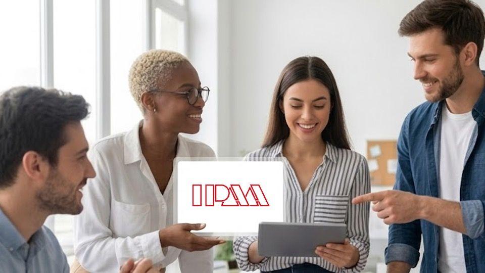 Personen die einen Bildschirm mit IPAA-Logo betrachten und sich austauschen