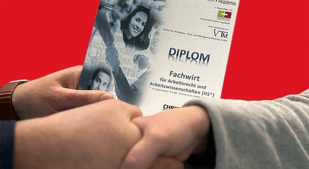 Diplomübergabe an eine erfolgreich geprüfte Teilnehmde der Fachwirtinnenausbildung