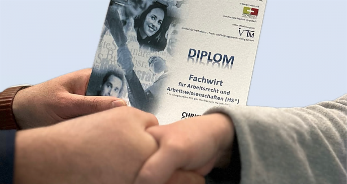 Diplomübergabe an eine erfolgreich geprüfte Teilnehmde der Fachwirtinnenausbildung