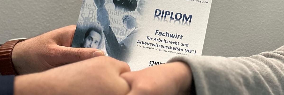 Diplomübergabe an eine erfolgreich geprüfte Teilnehmde der Fachwirtinnenausbildung