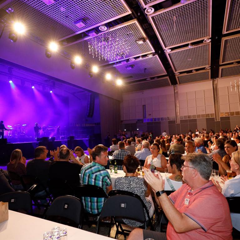 Abendveranstaltung der IPAA-Schulungstage 2023 eine Band spielt Musik und Menschen tanzen