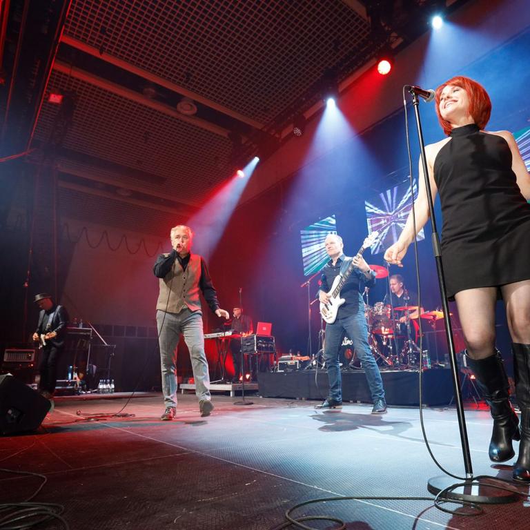 Abendveranstaltung der IPAA-Schulungstage 2023 eine Band spielt Musik und Menschen tanzen