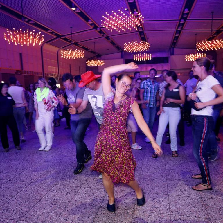 Abendveranstaltung der IPAA-Schulungstage 2023 eine Band spielt Musik und Menschen tanzen