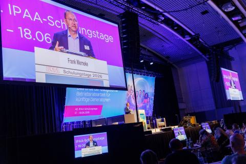 Frank Werneke auf der Bühne der IPAA-Schulungstage 2026