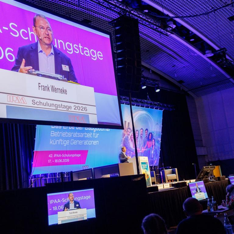 Frank Werneke auf der Bühne der IPAA-Schulungstage 2026