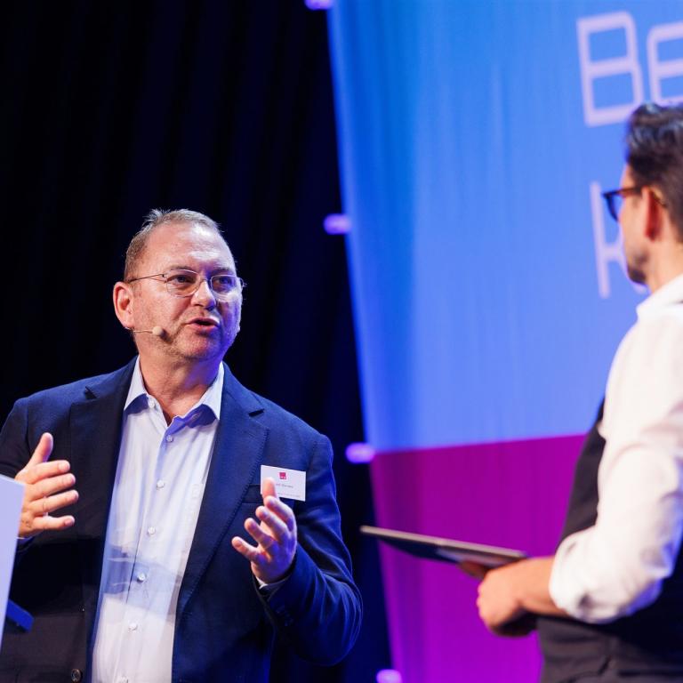 Frank Werneke auf der Bühne der IPAA-Schulungstage 2026