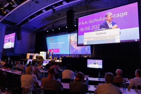 Frank Werneke auf der Bühne der IPAA-Schulungstage 2026