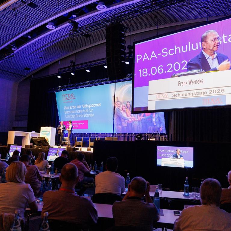 Frank Werneke auf der Bühne der IPAA-Schulungstage 2026