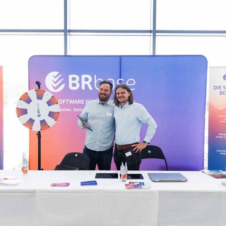 Mitarbeiter von BRbase an IhremMessestand auf unseren IPAA-Schulungstagen 2026