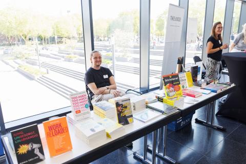 Mitarbeiter der Bücherei Litfaß an seinem Messestand auf unseren IPAA-Schulungstagen 2026