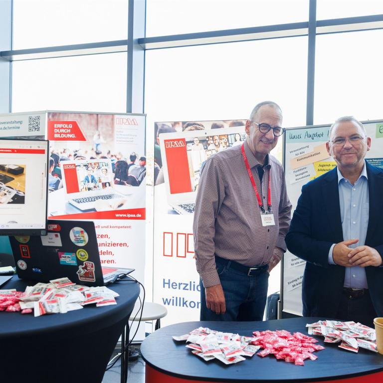 Frank Werneke und Ralf Bohlen am Messestand der IPAA auf unseren Schulungstagen 2026