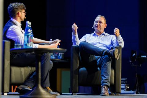 Frank Werneke im Gespräch mit dem Moderator