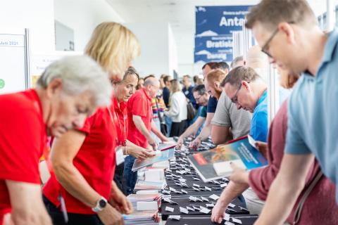Teilnehmende unserer Schulungstage 2026 holen sich Ihr Teilnehmendenschild ab