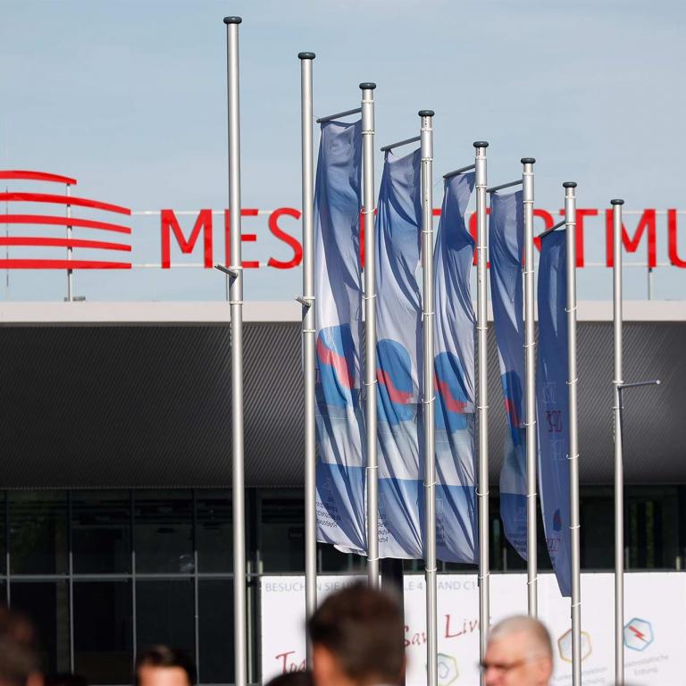 IPAA-Fahnen im Wind