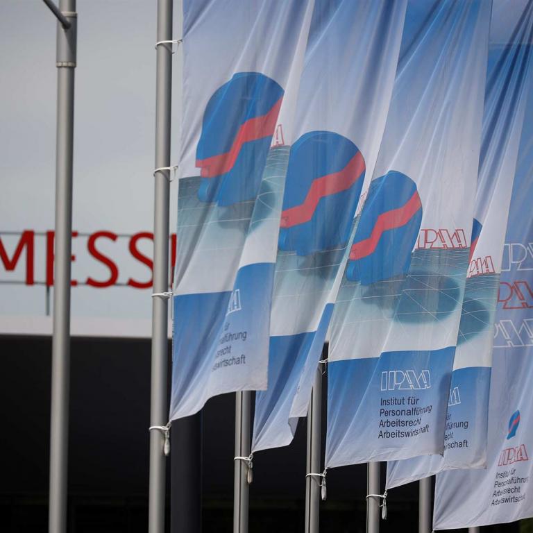 IPAA-Fahnen im Wind